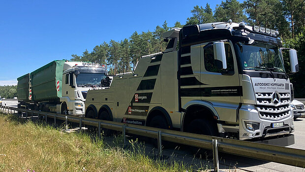 BAK Abschleppfahrzeug im Einsatz und schleppt LKW ab