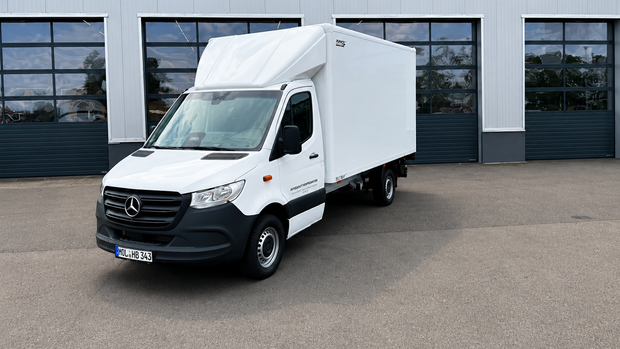 Mercedes-Benz Sprinter Kofferaufbau in weiß auf dem Gelände