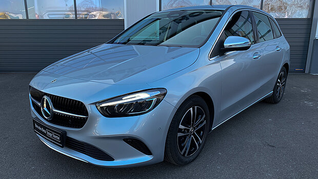 Mercedes-Benz B-Klasse vor Werkstatttor
