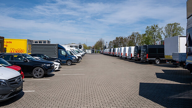 Ansicht Autodienst Hoppegarten Parkplatz mit unterschiedlichen Fahrzeugen