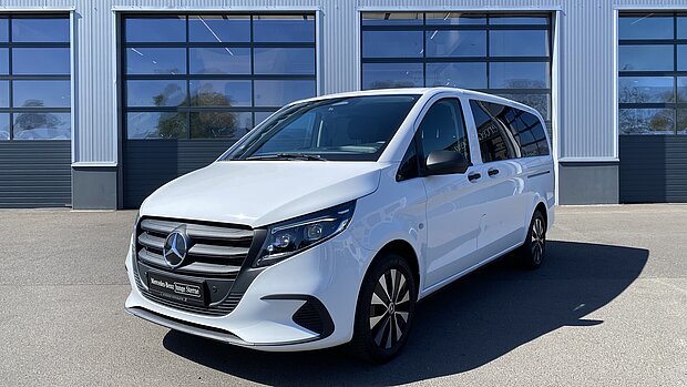 mercedes benz vito tourer in weiß vor hoftor