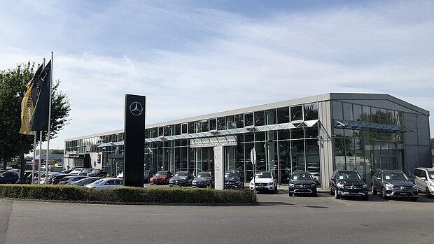 Ansicht Center Hoppegarten Gebäude und Fahrzeugverkauf