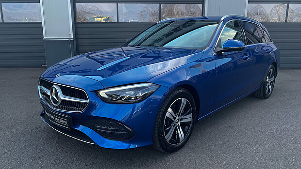 Mercedes-Benz C-Klasse vor Werkstatttor