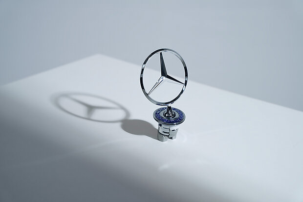 Mercedes Benz Stern stehend auf weißer Oberfläche