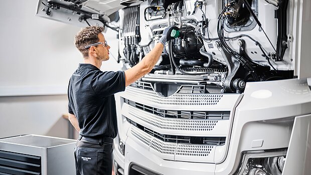 Mercedes-Benz Mitarbeiter vor geöffnetem Lkw