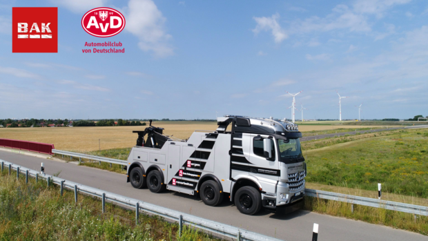 BAK Abschleppfahrzeug auf der Straße vor grüner Wiese