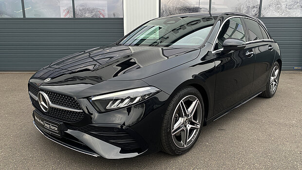 Mercedes Benz A-Klasse vor Werkstatttor 
