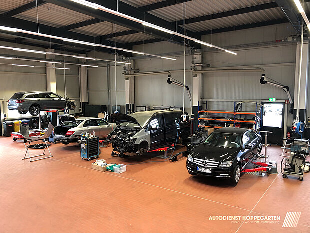 Karosseriewerkstatt bei der Auftragsabwicklung mit verschiedenen Fahrzeugen