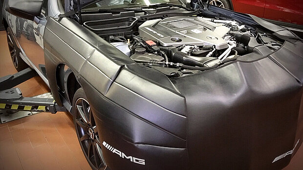 AMG Fahrzeug in der Werkstatt mit geöffneter Motorhaube