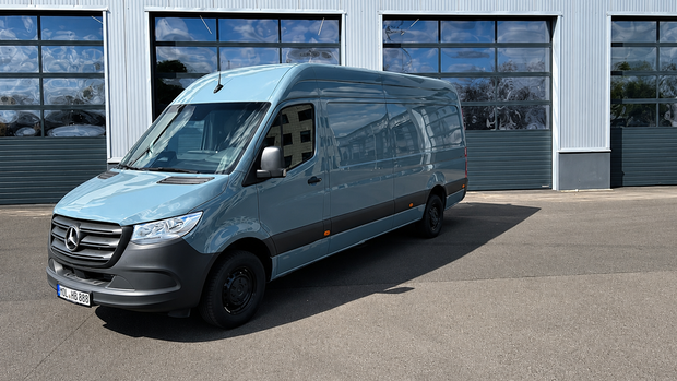 Mercedes-Benz Sprinter Kasten in blaugrau vor Garagentor