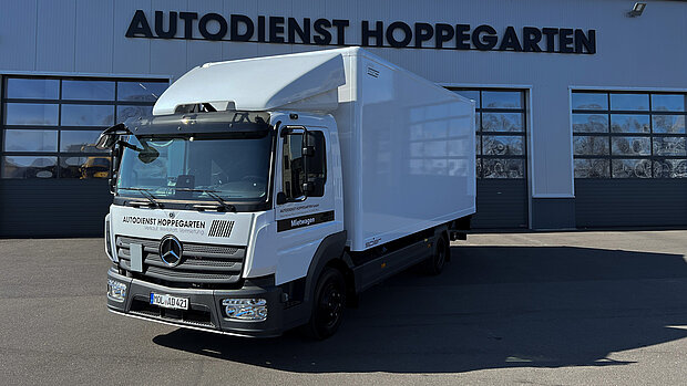Mercedes-Benz Atego Koffer vor Hallentor