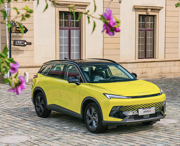 BAIC gelbes Fahrzeug vor Gebäude