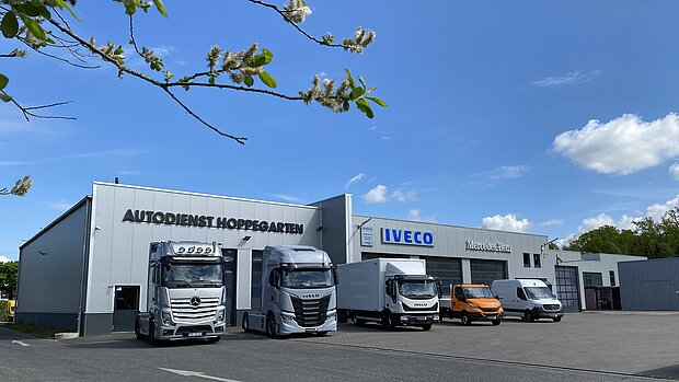 Ansicht Hof im Center Eggersdorf mit Fahrzeugflotte