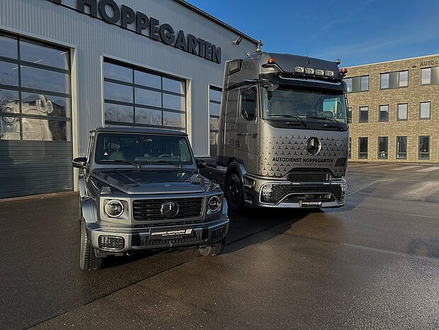 G-Klasse und Actros vor Unternehmensgebäude