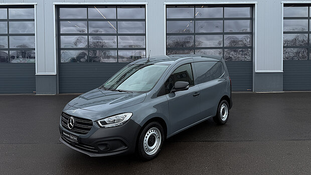 Mercedes-Benz Citan Kasten grau auf dem Unternehmenshof