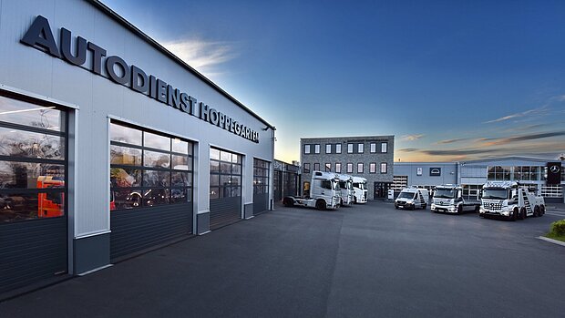 Ansicht Autodienst Hoppegarten mit Fahrzeugflotte auf dem Hof